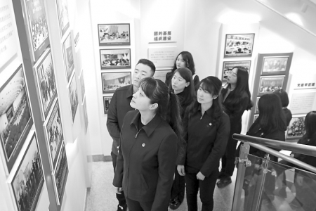 <br>          团员青年参观山西青年运动暨共青团历史展览馆 本报记者 康乐 摄<br><br>        
