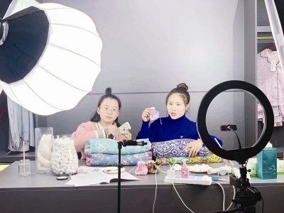 <br>          团阳城县委举 行首 场“次营蚕桑”电商直播活动<br><br>        