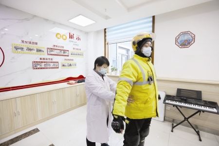 <br>              山西即刻爱公益孵化中心邀请医护人员为快递小哥保健并教授按摩知识<br><br>        