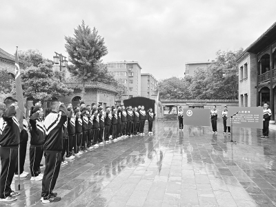 <br>          学生们重温入团誓词 图片由山西国民师范旧址革命活动纪念馆提供<br><br>        