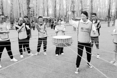 <br>          青年团建提升凝聚力 本报记者 康乐 摄<br><br>        