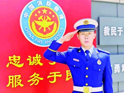          始终以党员的标准严格要求自己        