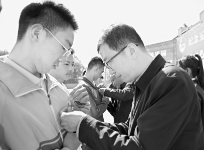 <br>          新团员佩戴团徽<br><br>        