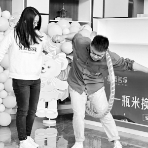 <br>          游戏环节拉近距离 图片由团阳城县委提供<br><br>        