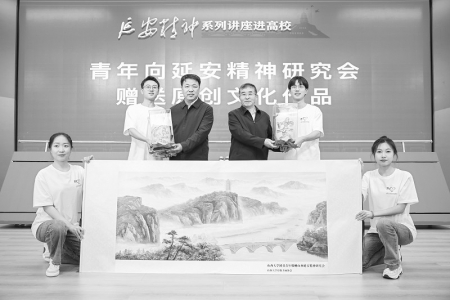           青年向山西省延安精神研究会赠送原创文化作品        