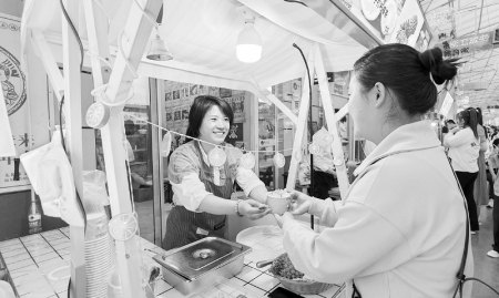 <br>          “逛吃”市民畅享城市“烟火气” 图片由太原市小店区融媒体中心提供<br><br>        