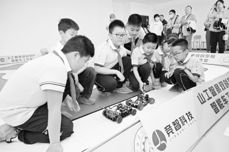 <br>          同学们热情参与，亲手操作完成了智能车巡线任务。 本报记者 孟存田 摄<br><br>        