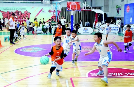 <br>          小运动员们展现了篮球运动的魅力 本报记者 刘琴 摄<br><br>        