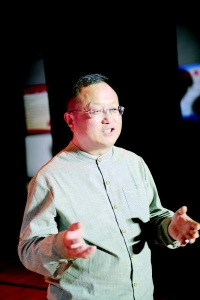           首演后，刘晓伟接受采访。        