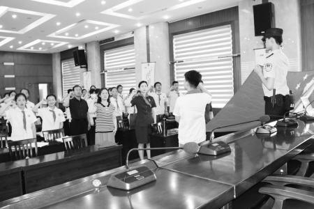           零距离普法学法 本报记者 康乐 摄        