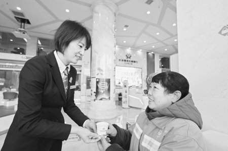 <br>          爱心驿站提供贴心服务 漳泽农商银行 李雪 摄<br><br>        
