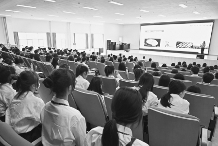 <br>          用心用情护航青少年健康成长<br><br>        