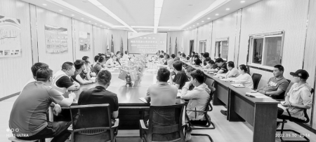 <br>          安全生产是贯穿全年工程项目的重中之重 本组图片均由道桥工程公司提供<br><br>        