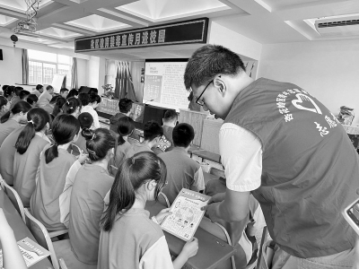 <br>          学生直观了解禁毒知识 图片由团太原市杏花岭区委提供<br><br>        