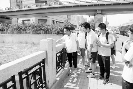           实践学生了解汾河治理保护情况 本报记者 康乐 摄        