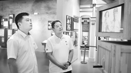 <br>          观看左权将军生平介绍视频 图片由山西移动公司晋中分公司提供<br><br>        