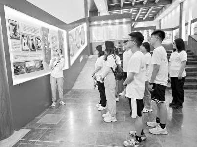 <br>          认真聆听讲解 图片由山西医科大学团委提供<br><br>        