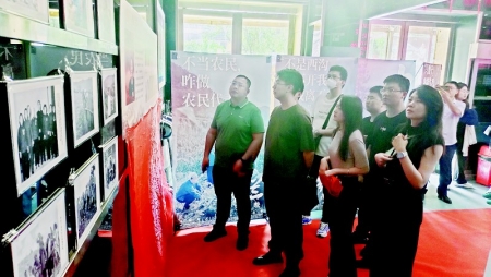 <br>          观众驻足在作品前，深入了解申纪兰的先进事迹。<br><br>        