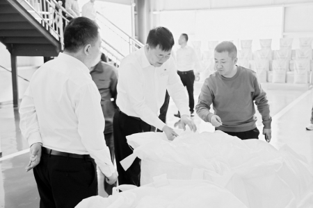 <br>          柳林农商银行董事长李林军（中）在企业实地调研<br><br>        