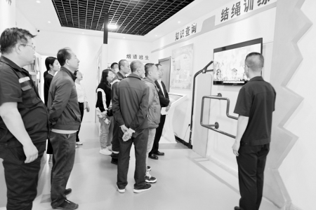 <br>          参训人员参观消防科普教育馆 图片由左云县消防救援大队提供<br><br>        