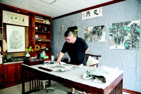 <br>              马晓煜在绘画艺术上从来没有停下过探索的脚步<br>本版摄影 本报记者 李睿<br><br>        