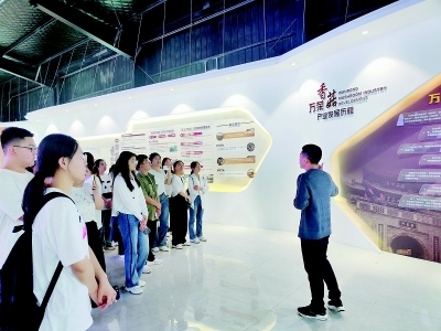           万荣籍在校大学生了解家乡产业发展情况 图片由团万荣县委提供        
