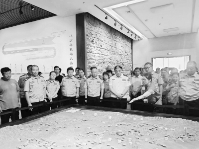           党员及民警职工探寻运城盐湖形成的“奥秘”图片由永济董村强制隔离戒毒所提供        