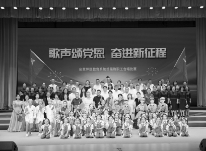           参赛队伍以饱满热情演绎经典歌曲 图片由太原市尖草坪区教育局提供        