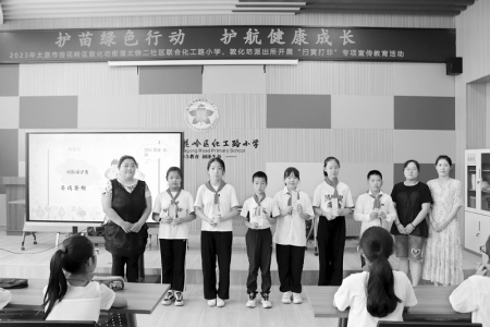 <br>          发放“绿书签” 本报记者 康乐 摄<br><br>        