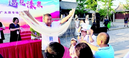 <br>          面食表演 本报记者 任小芳 摄<br><br>        