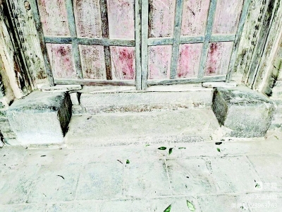 <br>          房顶、窗户、房门都以木质结构为主<br><br>        