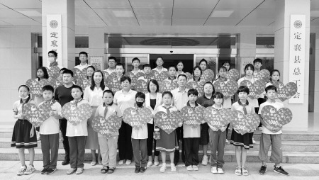 <br>          发放助学金 本报记者 陈晓平 摄<br><br>        