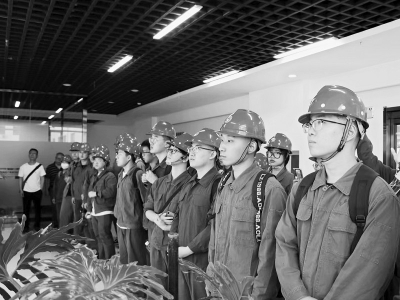 <br>          认真聆听讲解 本报记者 孟存田 摄<br><br>        