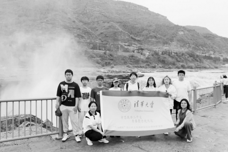 <br>          清华学子实地考察壶口景区 图片由受访者提供<br><br>        