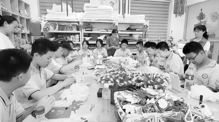           学生制作黎侯虎        