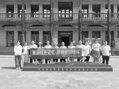 <br>          参观红色基地，接受爱国主义教育 图片由通讯员 薛千提供<br><br>        