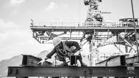 <br>          工人在纳晴高速牂牁江大桥施工（6月25日摄）。 新华社记者 陶亮 摄<br><br>        