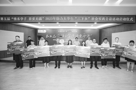 <br>          “流动电影放映系统”用于丰富农村群众的精神文化生活 本报记者 胡远嘉 摄<br><br>        