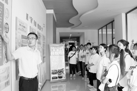 <br>          参观汾东人才公寓 图片由团太原市小店区委提供<br><br>        