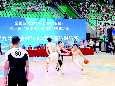 <br>          山西汾酒男篮和北京首钢男篮上演精彩对抗赛 本报记者 胡远嘉 摄<br><br>        