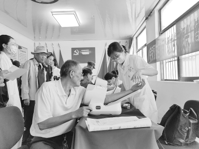 <br>          小分队成员热情为村民服务 图片由中国铁路太原局集团有限公司疾病预防控制所团支部提供<br><br>        