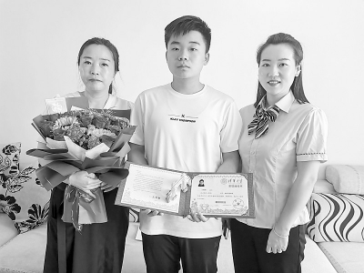 <br>          考生王煜涵拿到清华大学录取通知书<br><br>        