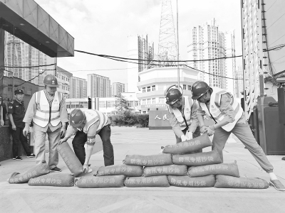 <br>          演练现场构筑防汛堤坝 通讯员 赵翔 摄<br><br>        