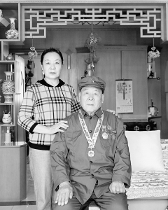 <br>          每一份荣誉都在讲述着孙建明年轻时的光荣故事 本报记者 王钰钦 摄<br><br>        