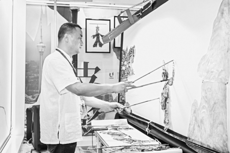 <br>          成都特色和大运元素融入皮影中<br><br>        