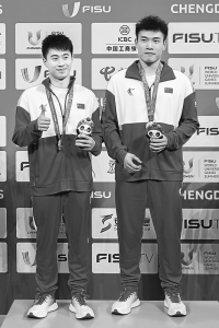 <br>          黄博文和梁朝辉（右）本组摄影 本报记者 胡远嘉<br><br>        