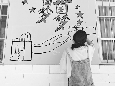 <br>          大学生彩绘墙体 图片由团芮城县委提供<br><br>        