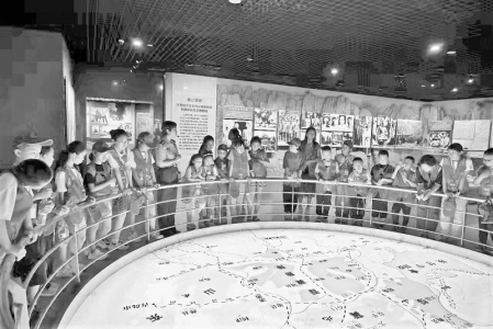 <br>          本次夏令营为少先队员们安排了丰富多彩的活动<br><br>        