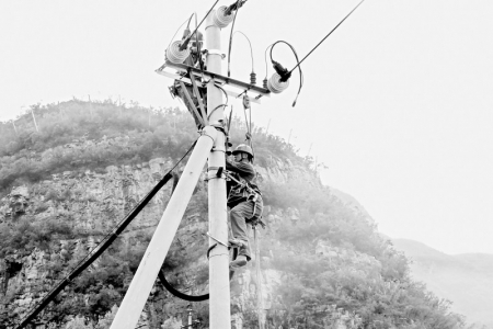 <br>              8月1日，平定县供电公司抢修人员在平定县娘子关镇西塔堰村对遭受汛情影响最严重的10千伏槐树铺线进行紧急抢修 图片由国网山西电力提供<br><br>        