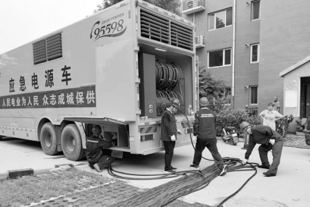 <br>          应急保电队伍赶赴涿州 宋昱 摄影<br><br>        